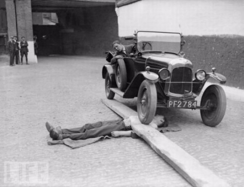 Death defying crazy stunts in retrofuture Death defying crazy stunts in retrofuture