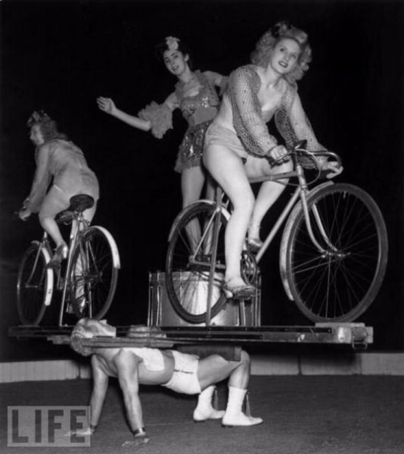 Death defying crazy stunts in retrofuture Death defying crazy stunts in retrofuture