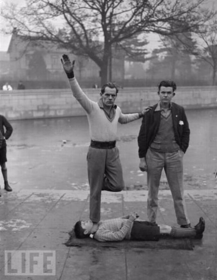 Death defying crazy stunts in retrofuture Death defying crazy stunts in retrofuture