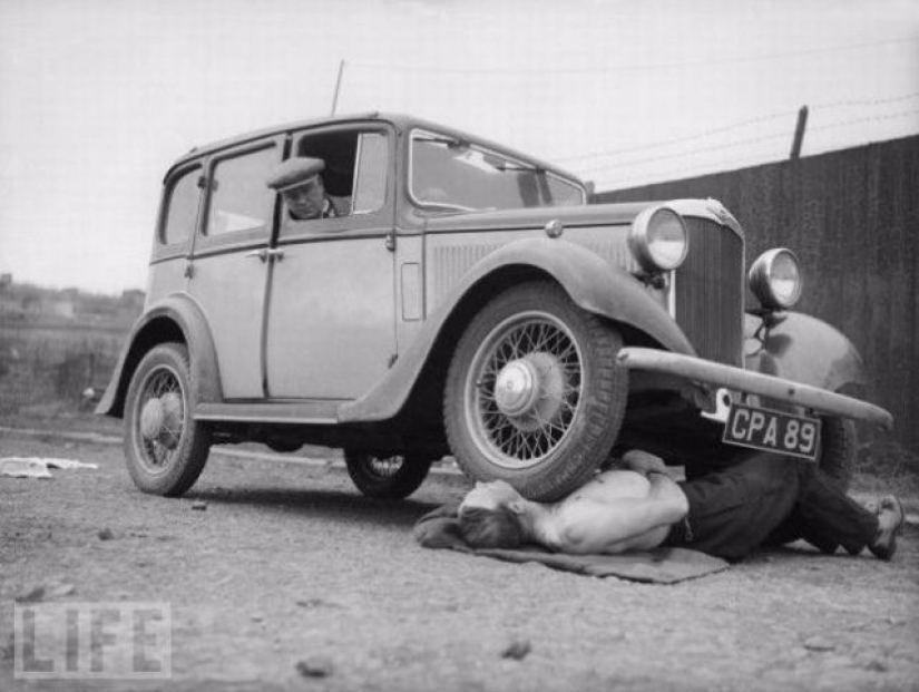 Death defying crazy stunts in retrofuture Death defying crazy stunts in retrofuture