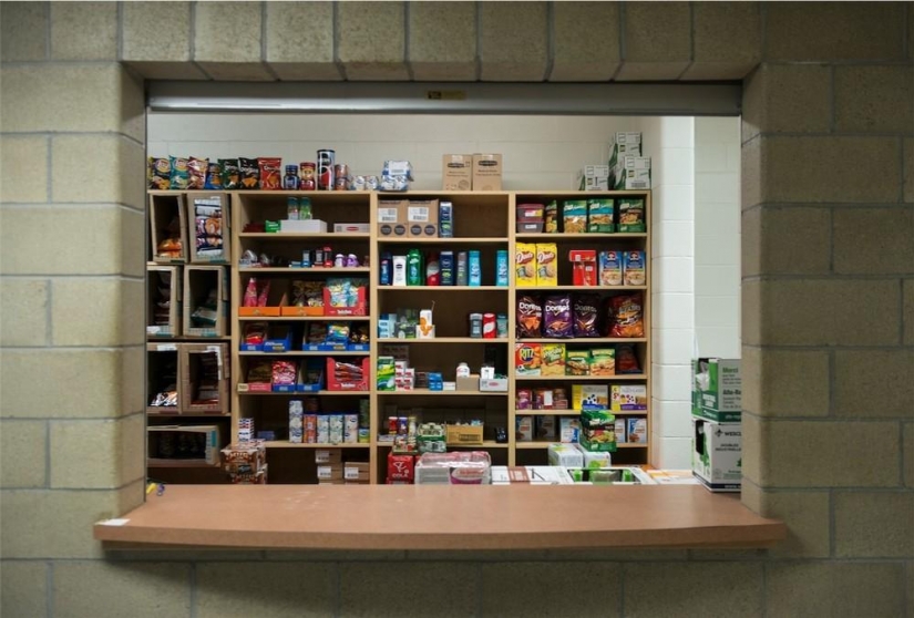 Dentro del Ártico canadiense de la prisión, que tiene una sala de vapor y un lugar especial para la fumigación de humo Dentro del Ártico canadiense de la prisión, que tiene una sala de vapor y un lugar especial para la fumigación de humo