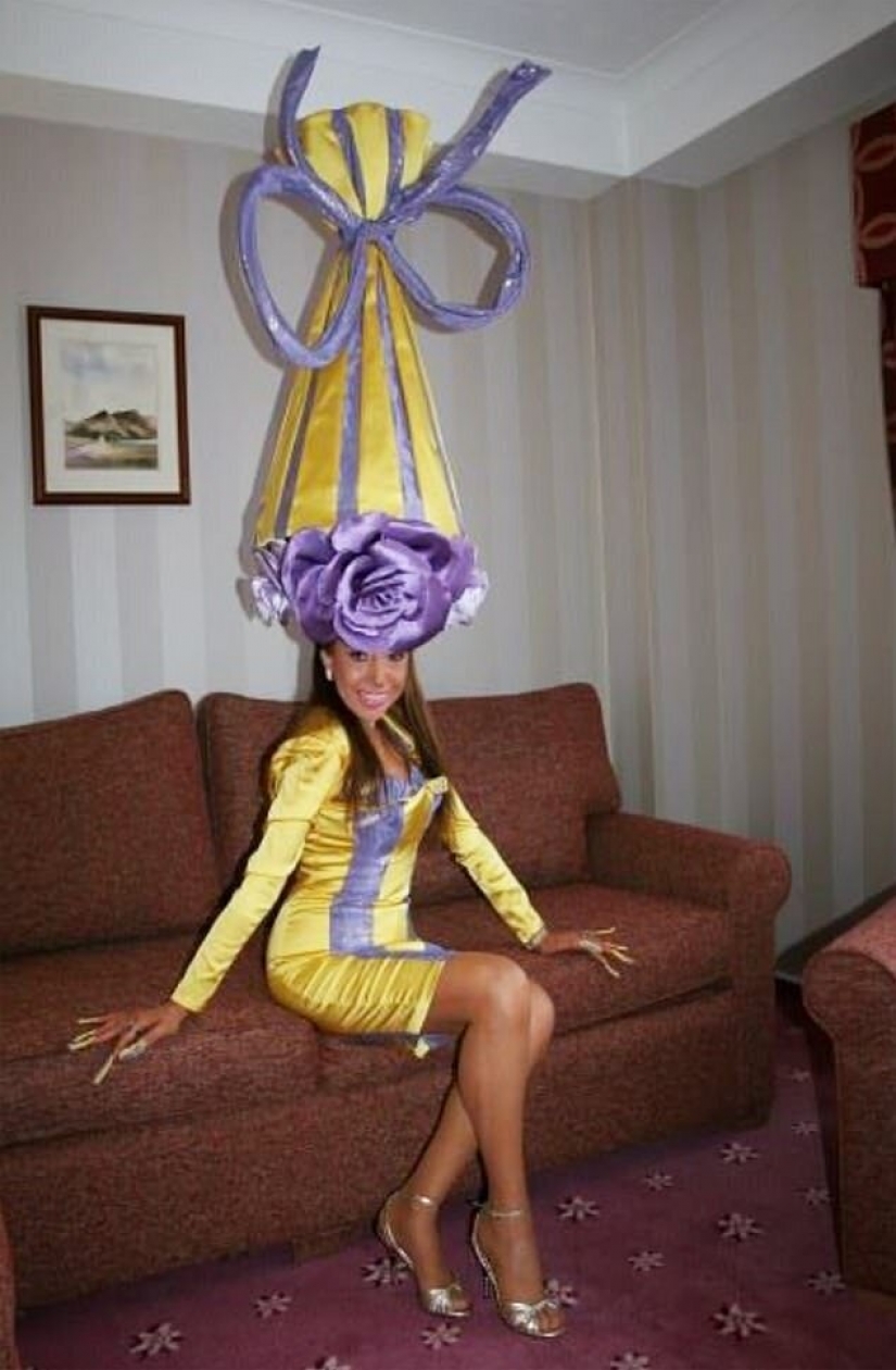 Diseñador de sombreros es un Británico de las mujeres para asistir a las carreras de Ascot de forma remota y empujar el barco cosas nuevas Diseñador de sombreros es un Británico de las mujeres para asistir a las carreras de Ascot de forma remota y empujar el barco cosas nuevas