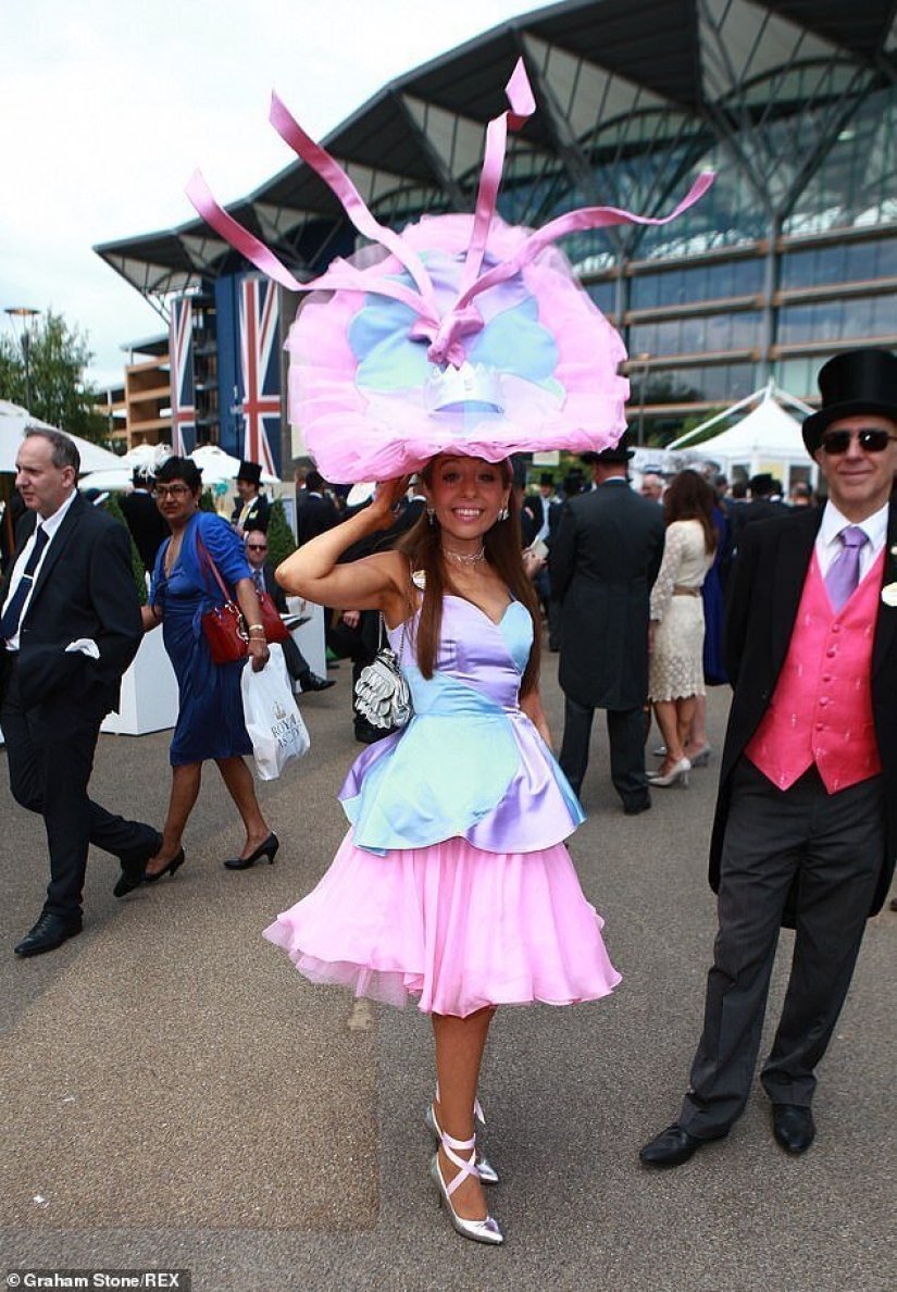 Diseñador de sombreros es un Británico de las mujeres para asistir a las carreras de Ascot de forma remota y empujar el barco cosas nuevas Diseñador de sombreros es un Británico de las mujeres para asistir a las carreras de Ascot de forma remota y empujar el barco cosas nuevas
