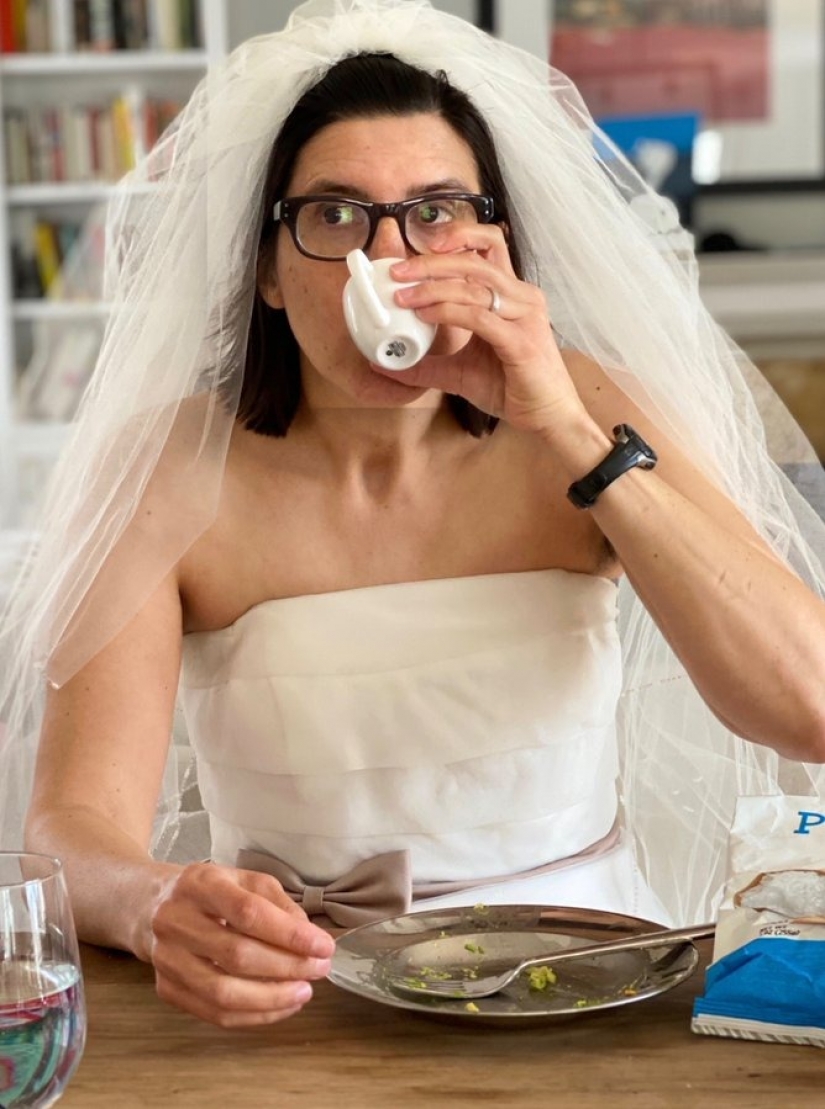 Dispel anguish! British women wear wedding dresses to cheer themselves in isolation Dispel anguish! British women wear wedding dresses to cheer themselves in isolation