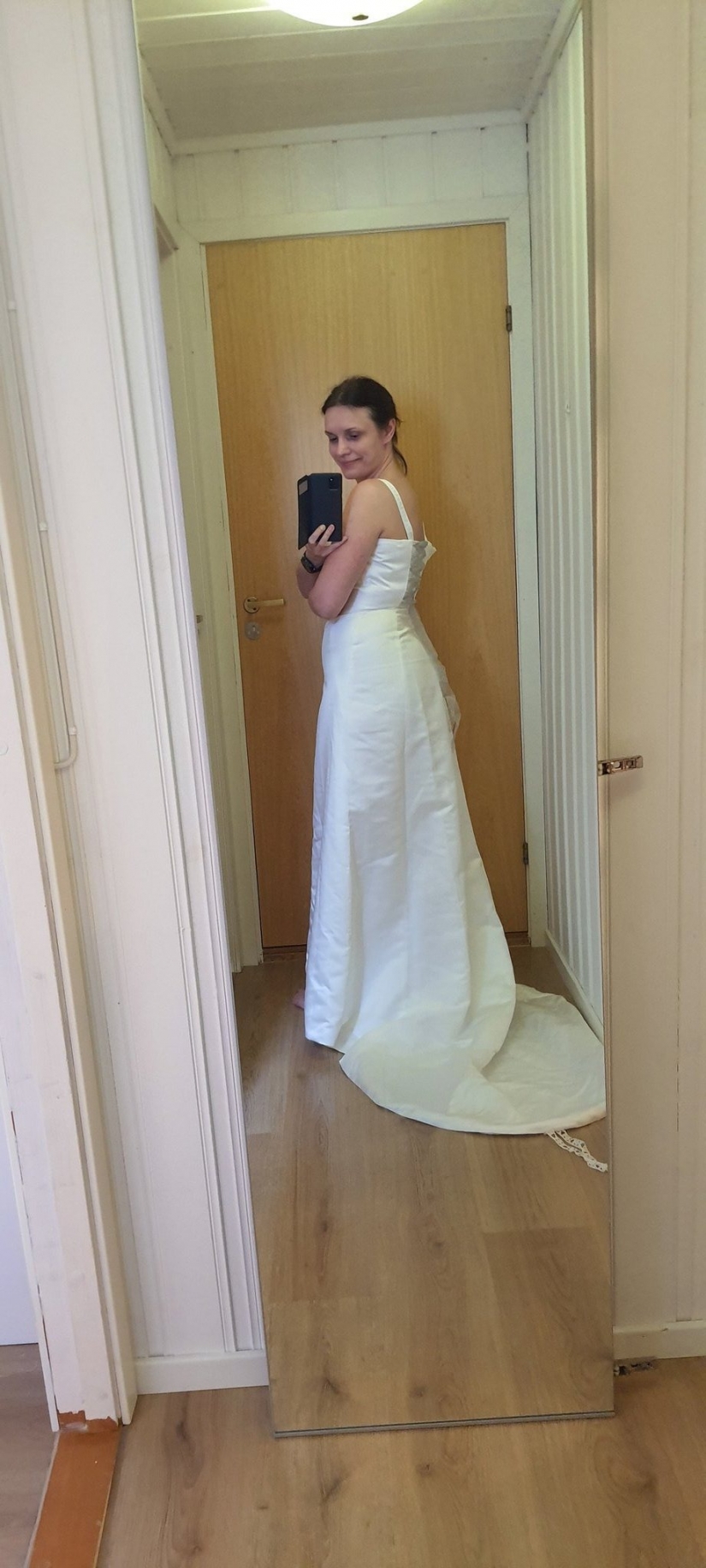 Dispel anguish! British women wear wedding dresses to cheer themselves in isolation Dispel anguish! British women wear wedding dresses to cheer themselves in isolation