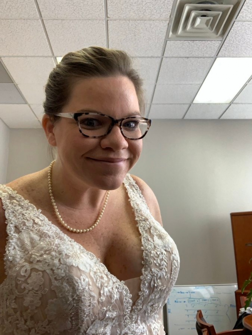 Dispel anguish! British women wear wedding dresses to cheer themselves in isolation Dispel anguish! British women wear wedding dresses to cheer themselves in isolation