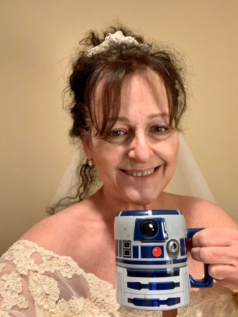 Dispel anguish! British women wear wedding dresses to cheer themselves in isolation Dispel anguish! British women wear wedding dresses to cheer themselves in isolation