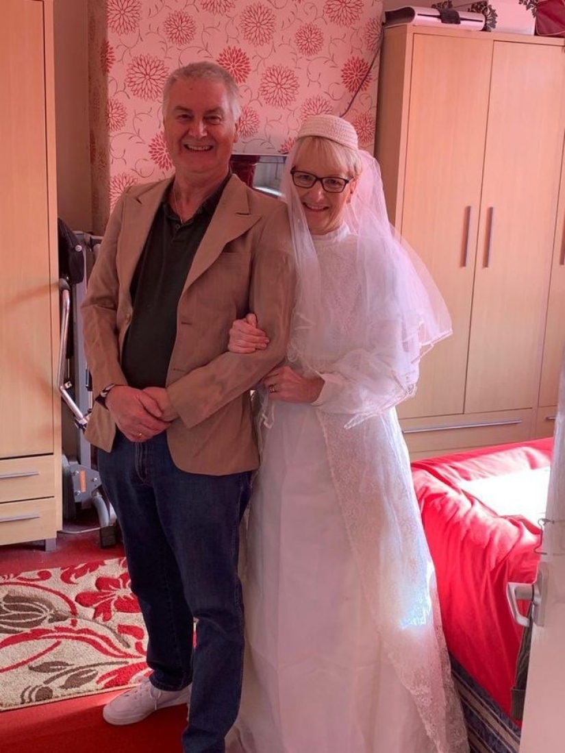 Dispel anguish! British women wear wedding dresses to cheer themselves in isolation Dispel anguish! British women wear wedding dresses to cheer themselves in isolation
