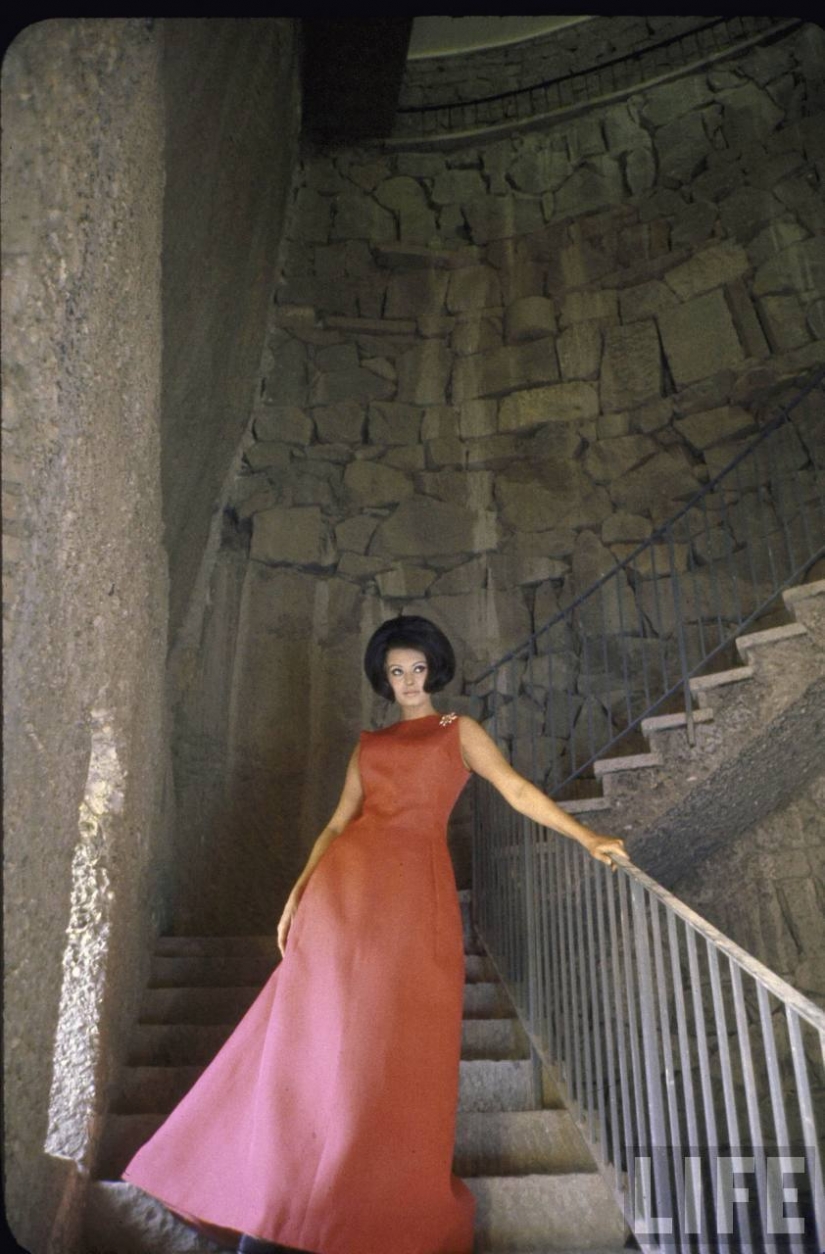 Dolce Vita: unidentified photo of a young Sophia Loren in luxury Villa