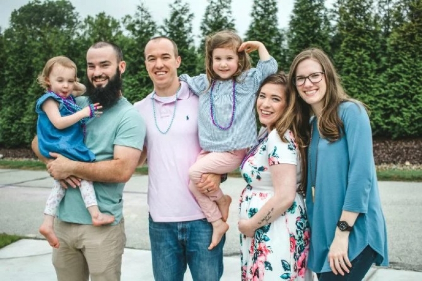 Dos hermanas casadas con dos hermanos y sus hijas se convertirá primos en la plaza Dos hermanas casadas con dos hermanos y sus hijas se convertirá primos en la plaza