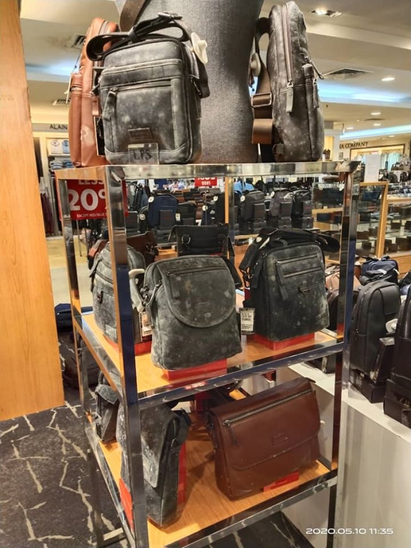 Dos meses de cuarentena de los productos en el centro comercial de Malasia fue cubierto con moho Dos meses de cuarentena de los productos en el centro comercial de Malasia fue cubierto con moho