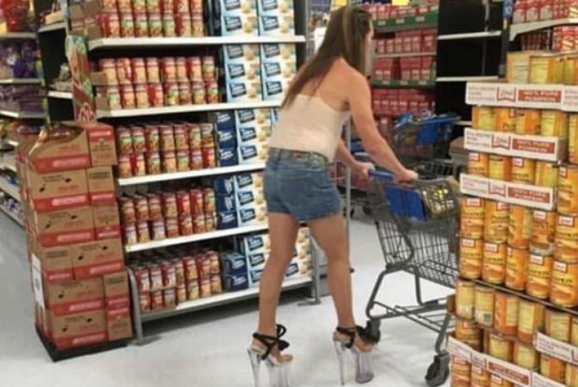 Eccentric outfits of ordinary consumers in American shopping Eccentric outfits of ordinary consumers in American shopping