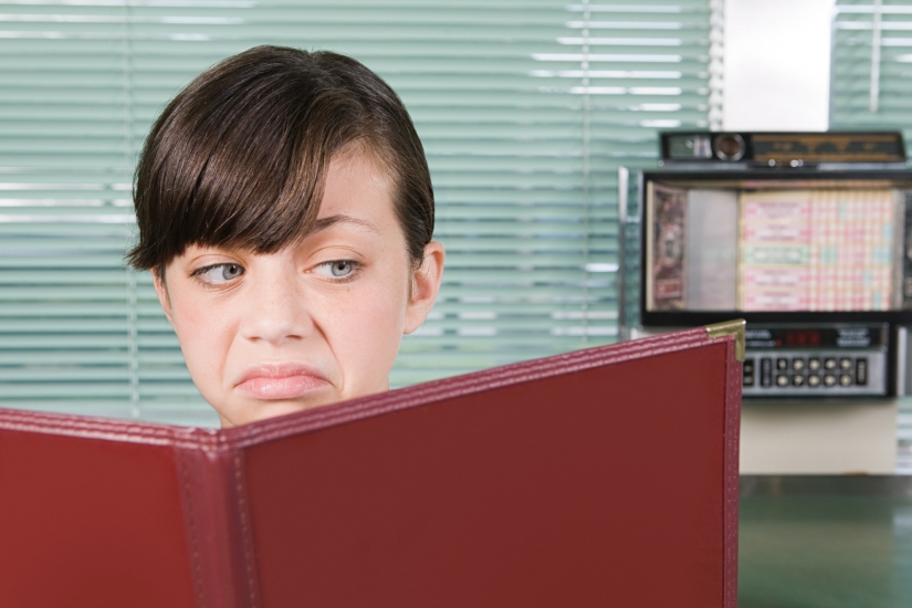 Eight stupid things that every girl does on a first date Eight stupid things that every girl does on a first date