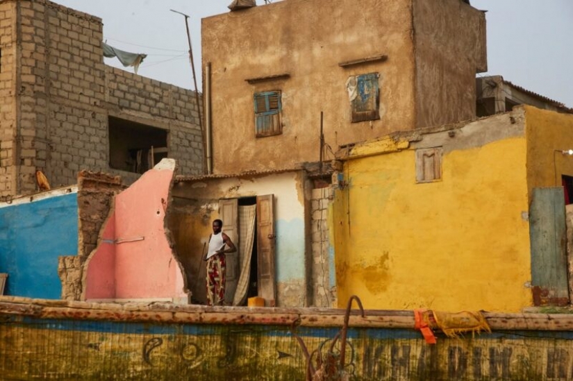 El Africano de Venecia como ciudad colonial de Saint Louis es absorbido por el océano El Africano de Venecia como ciudad colonial de Saint Louis es absorbido por el océano