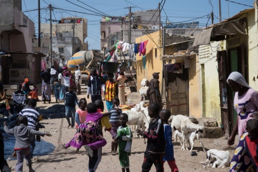 El Africano de Venecia como ciudad colonial de Saint Louis es absorbido por el océano El Africano de Venecia como ciudad colonial de Saint Louis es absorbido por el océano