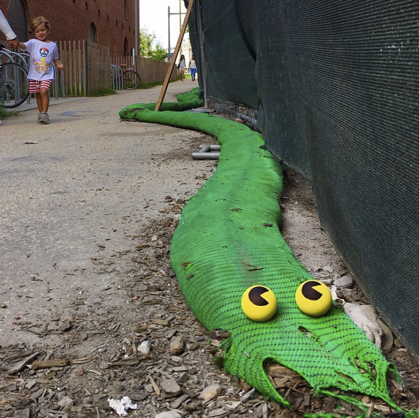 El artista de nueva York sabe tocar un Nocturno en una tubería de desagüe de la flauta