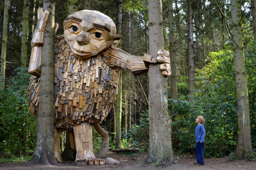 El artista pintó un mapa del tesoro y se escondió amable gigantes en los bosques de Copenhague El artista pintó un mapa del tesoro y se escondió amable gigantes en los bosques de Copenhague
