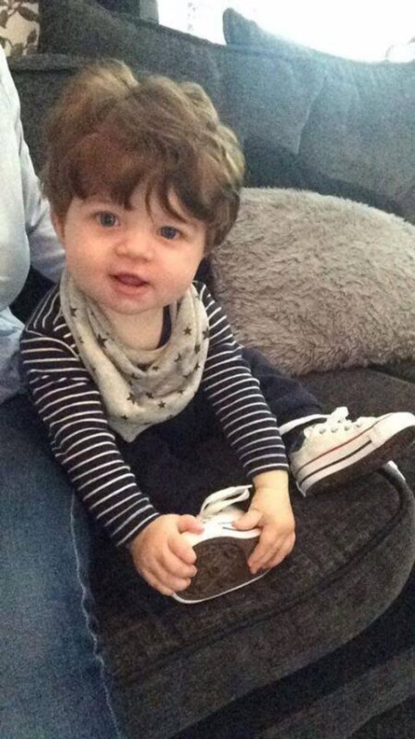 El bebé nació con el cabello grueso. Cómo se ve después de 4 años?