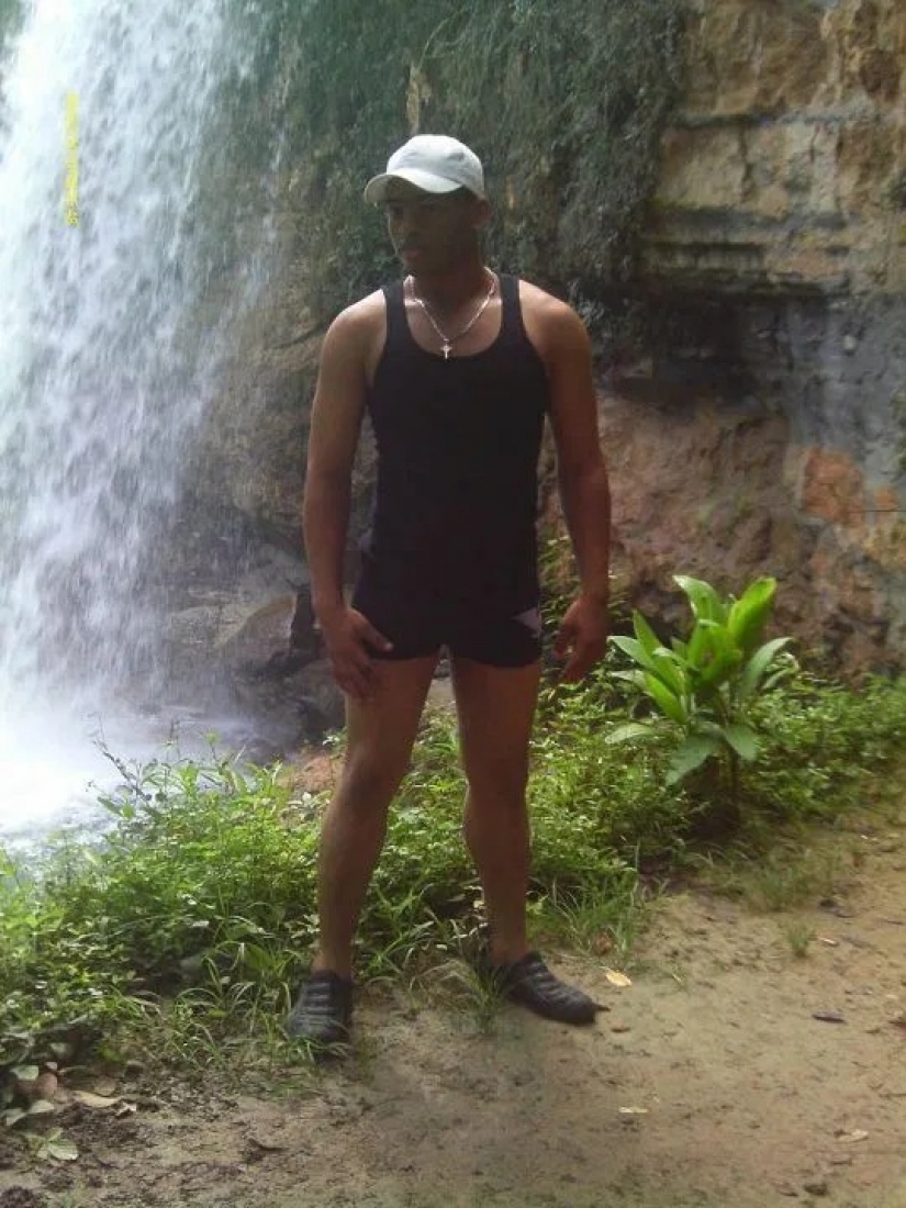 El Británico gastado todo mi dinero en un joven amante y ahora vive en una choza en la isla, incapaces de volar a casa