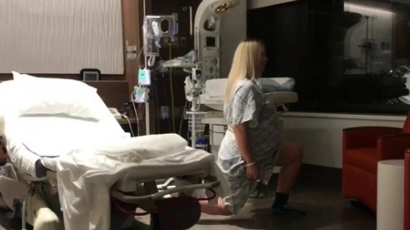 El culturista femenina entrenado en una sala todo el embarazo e incluso se puso en cuclillas durante las contracciones