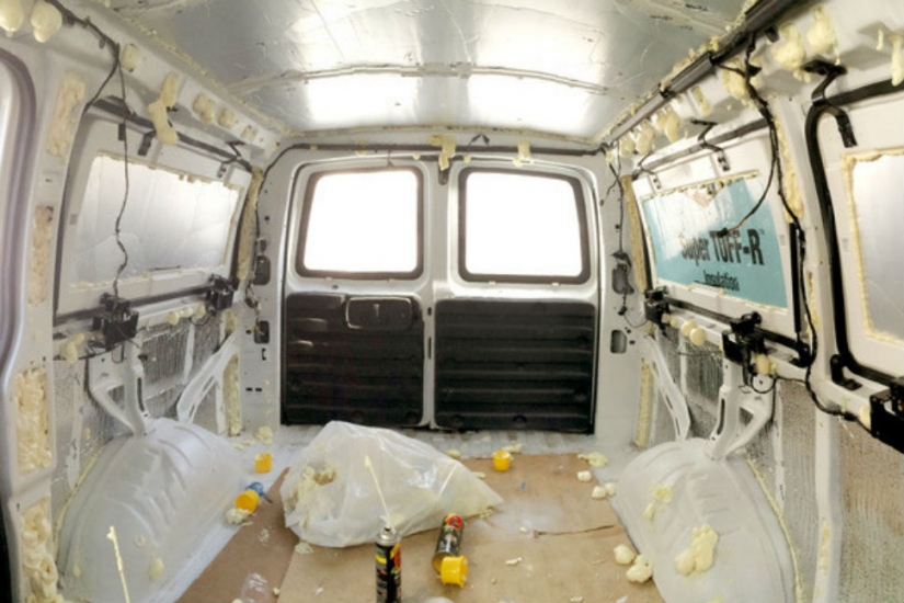 El Director se volvió una herrumbroso camioneta en un Estudio móvil y ahora está trabajando a donde quiero El Director se volvió una herrumbroso camioneta en un Estudio móvil y ahora está trabajando a donde quiero