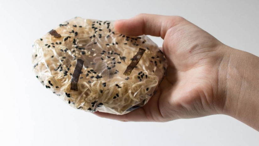 El estudiante comestible envasado para los fideos, que transformirovalsya en la salsa