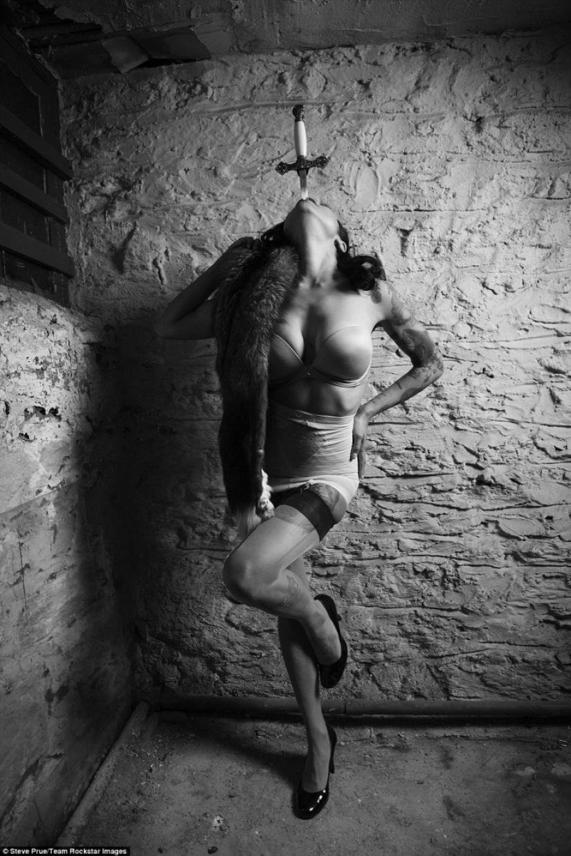 El ex Mormón colegiala se ha convertido en el más inusual espada swallower en el mundo