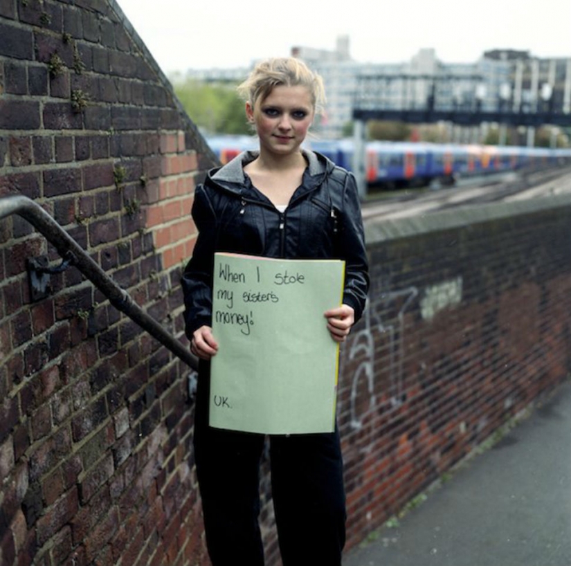 El fotógrafo pidió a los extraños acerca de sus mayores pesares y tomó una foto de la respuesta