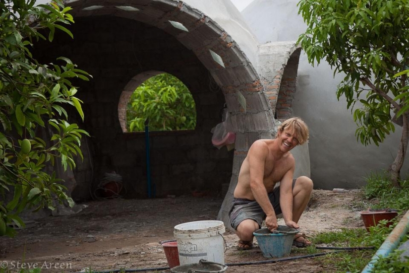 El hombre ha construido su casa de ensueño para un mes y medio, el gasto de sólo $ 9,000