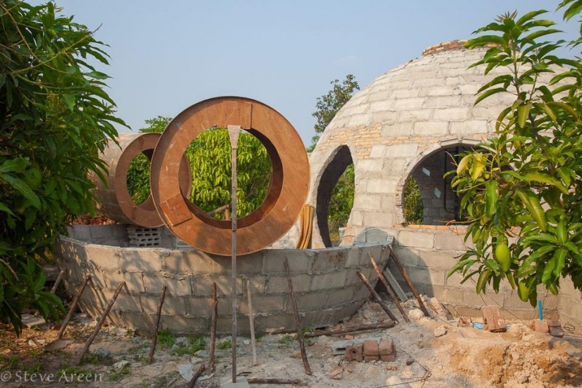 El hombre ha construido su casa de ensueño para un mes y medio, el gasto de sólo $ 9,000