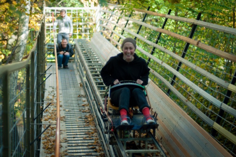 El italiano solitario construido un Parque de diversiones en el bosque