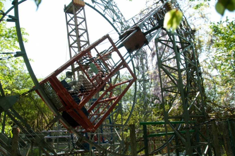 El italiano solitario construido un Parque de diversiones en el bosque