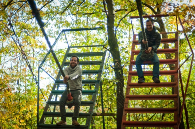 El italiano solitario construido un Parque de diversiones en el bosque