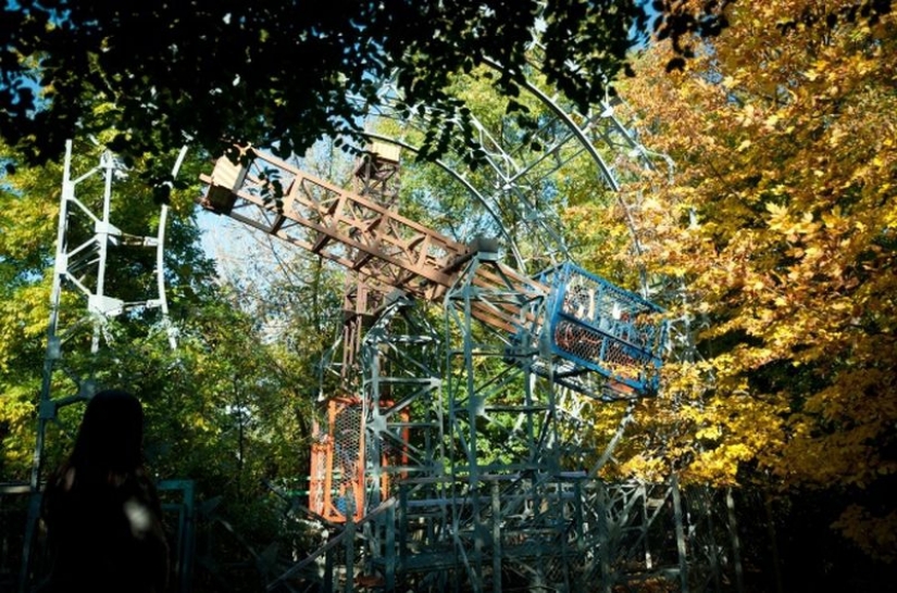 El italiano solitario construido un Parque de diversiones en el bosque