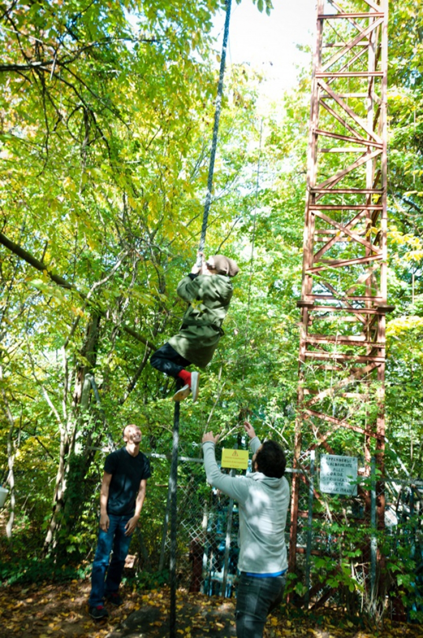El italiano solitario construido un Parque de diversiones en el bosque