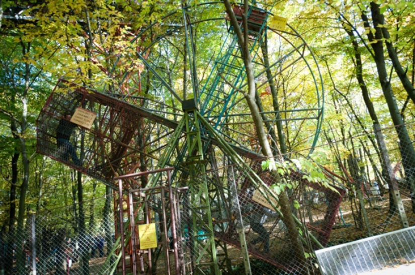 El italiano solitario construido un Parque de diversiones en el bosque