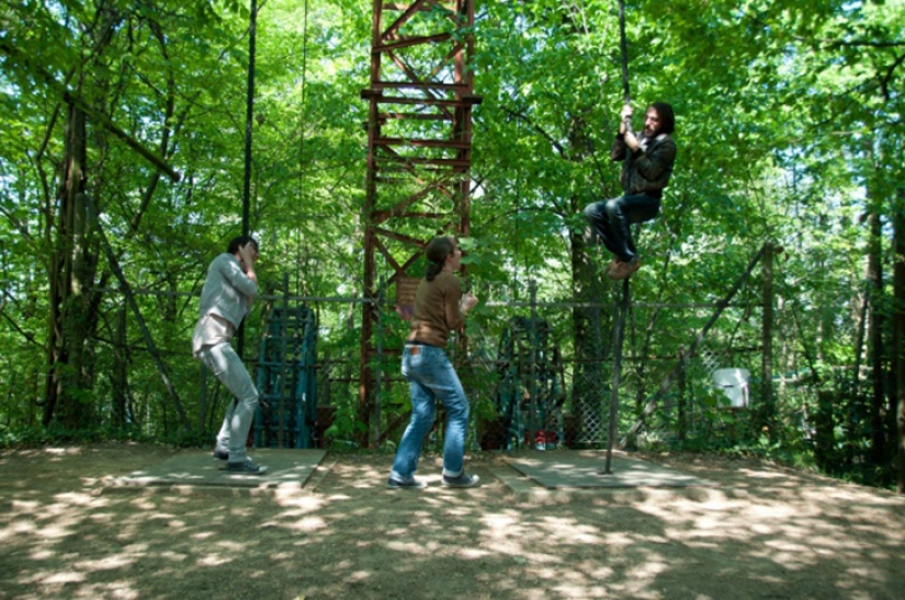 El italiano solitario construido un Parque de diversiones en el bosque