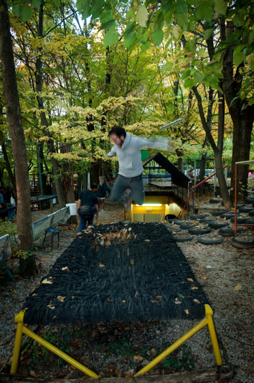 El italiano solitario construido un Parque de diversiones en el bosque