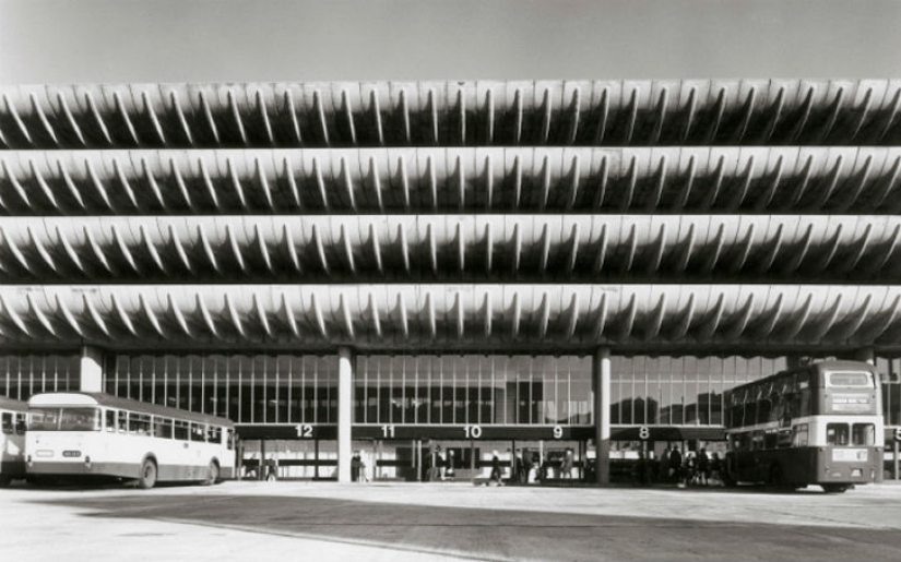 El más fresco del mundo de la parada de autobús, donde tendrá que esperar por el autobús para siempre El más fresco del mundo de la parada de autobús, donde tendrá que esperar por el autobús para siempre