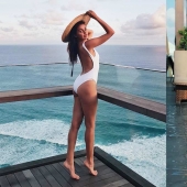En el borde: belleza publicar Instagram fotos a la nueva posición en el borde de la piscina