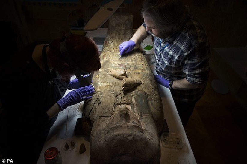 En el interior del sarcófago de 3000 años de edad de las momias encontradas en los patrones únicos En el interior del sarcófago de 3000 años de edad de las momias encontradas en los patrones únicos