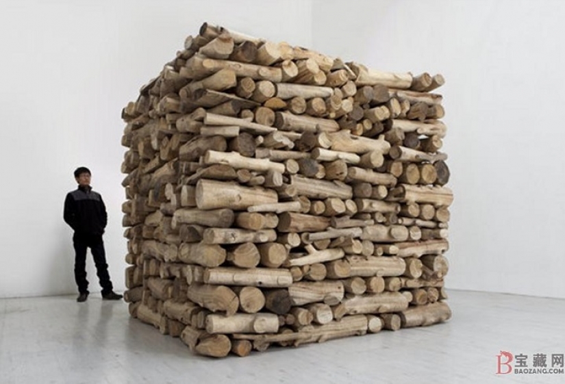 En el patio de hierba, la hierba de leña En el patio de hierba, la hierba de leña