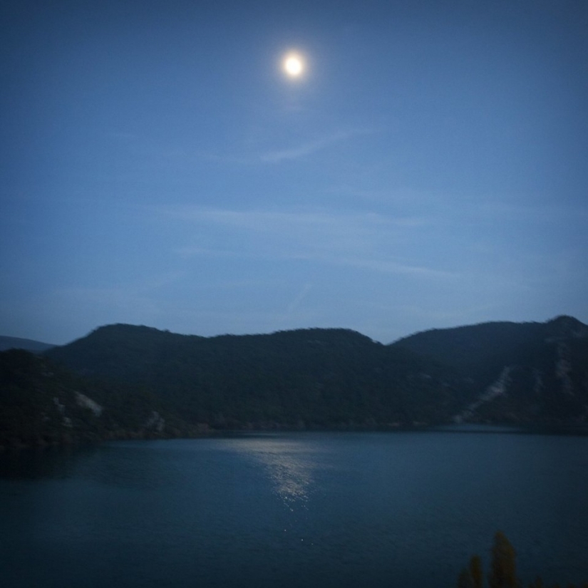 En español, los nudistas y los nuevos agery restaurar el pueblo abandonado