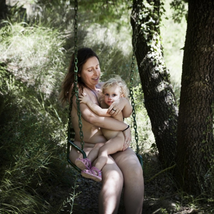 En español, los nudistas y los nuevos agery restaurar el pueblo abandonado