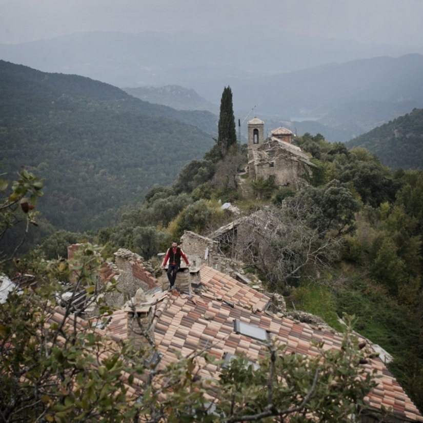 En español, los nudistas y los nuevos agery restaurar el pueblo abandonado