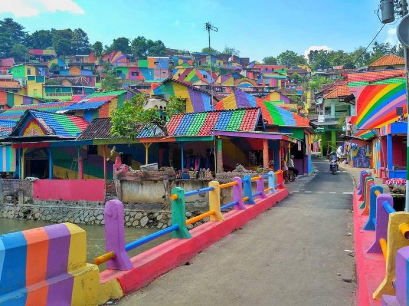 En Indonesia, más de 22 mil dólares ha convertido a los barrios en el área de arco iris En Indonesia, más de 22 mil dólares ha convertido a los barrios en el área de arco iris