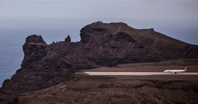 En la isla donde Napoleón fue enterrado, en reposo el más inútil del aeropuerto en el mundo En la isla donde Napoleón fue enterrado, en reposo el más inútil del aeropuerto en el mundo