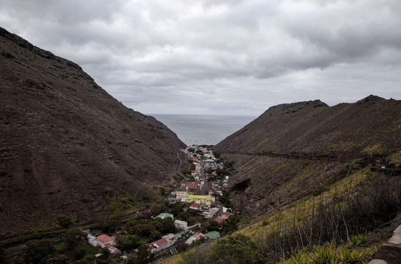 En la isla donde Napoleón fue enterrado, en reposo el más inútil del aeropuerto en el mundo En la isla donde Napoleón fue enterrado, en reposo el más inútil del aeropuerto en el mundo