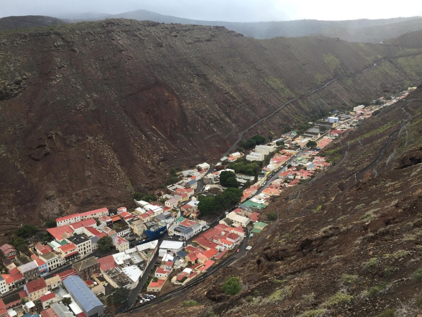 En la isla donde Napoleón fue enterrado, en reposo el más inútil del aeropuerto en el mundo En la isla donde Napoleón fue enterrado, en reposo el más inútil del aeropuerto en el mundo