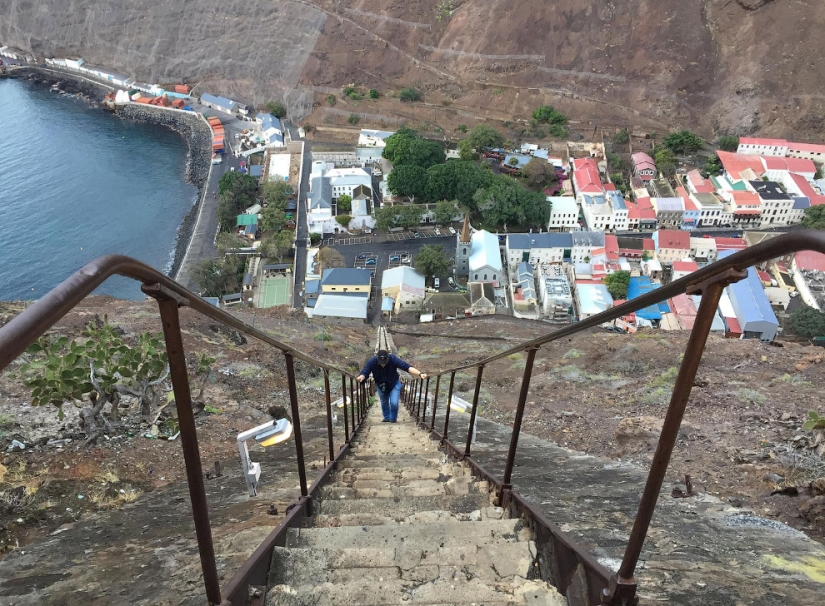 En la isla donde Napoleón fue enterrado, en reposo el más inútil del aeropuerto en el mundo En la isla donde Napoleón fue enterrado, en reposo el más inútil del aeropuerto en el mundo